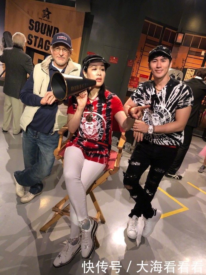 钟丽缇腿本来就粗，还穿白色紧身裤，在陈若仪衬托下，更粗壮了！