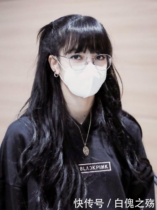 「设计上」Lisa还真是让人心动呢!纯黑色休闲服装穿搭,看上去攻气十足