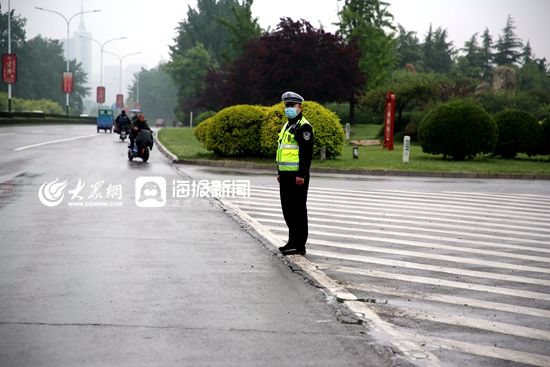 荧光@寿光交警:那一抹荧光绿 扮靓风雨中的吹哨人