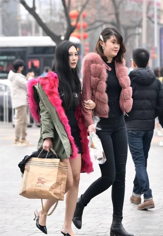  『位美女选择一』春天逛街，时尚姑娘选择一双好看的高跟鞋，粗跟还是细跟的好看