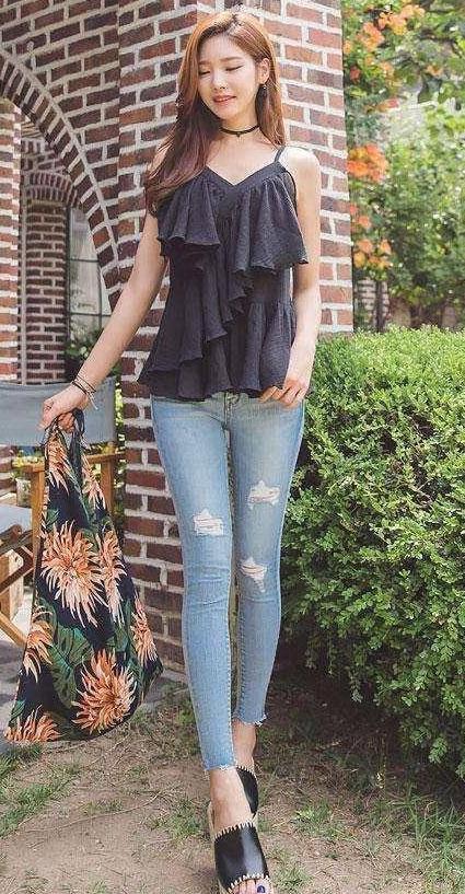 紧身裤能够修饰腿部的曲线,别有一番风情,能很好的诠释这种柔情