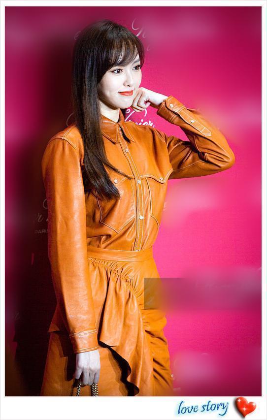 当唐嫣与李嘉欣同穿橘色皮裙，网友：终于见识到高级脸的最高形式