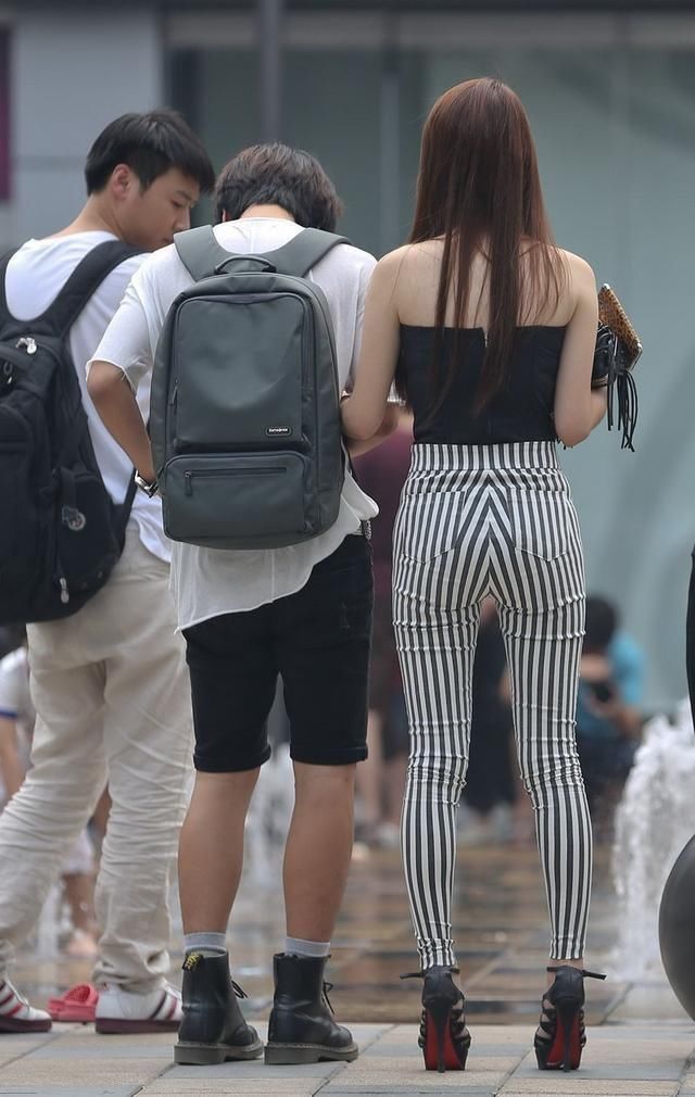 街拍:街拍紧身裤美女，臀翘肤白!