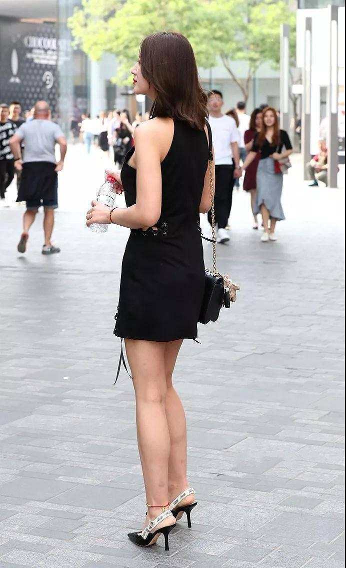 长腿、细腰、凹凸有致的曲线 表明美女的天生丽质和原生态