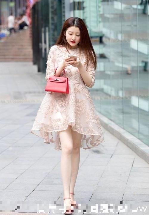 「 美女」一件修身连衣裙，显时尚魅力气质，街拍：姿色天然的美女