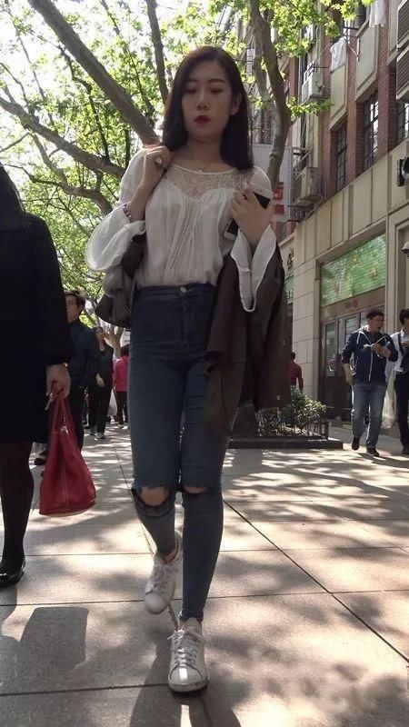 白色薄纱上衣搭配高腰破洞牛仔长裤，舒适自然无可挑剔