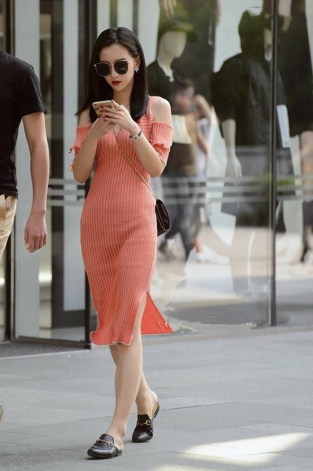 「 美女」还增添了一丝小性感，高跟鞋穿上自然是十分舒适