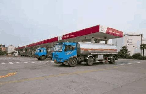 加油站员工曝光“潜规则”,加油站碰到这种车很危险,要立刻掉头