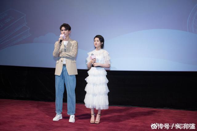 辣眼睛！张子枫穿搭青春有活力 却输在了鞋子上，网友：又穿错了