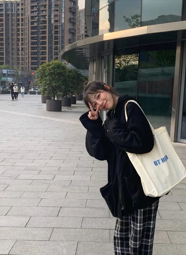  【小姐姐】别再傻傻的穿牛仔裤了，试试复古格子裤吧！争做街上最靓的仔