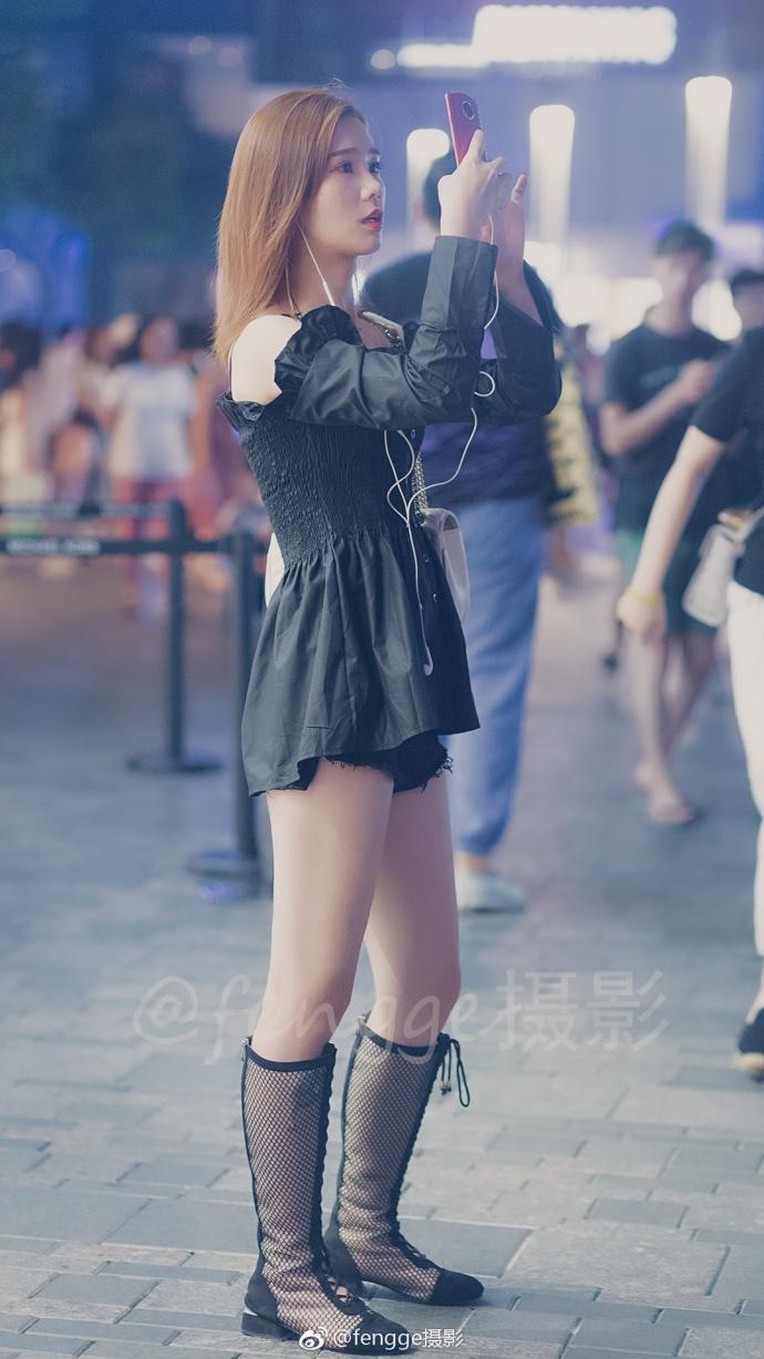 街拍：夏天穿深V既性感又fashion，藏不住的好身材，女人味十足！