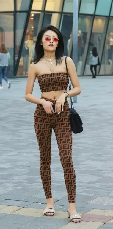 街头美女身穿性感暴露紧身衣 身材曼妙有气质