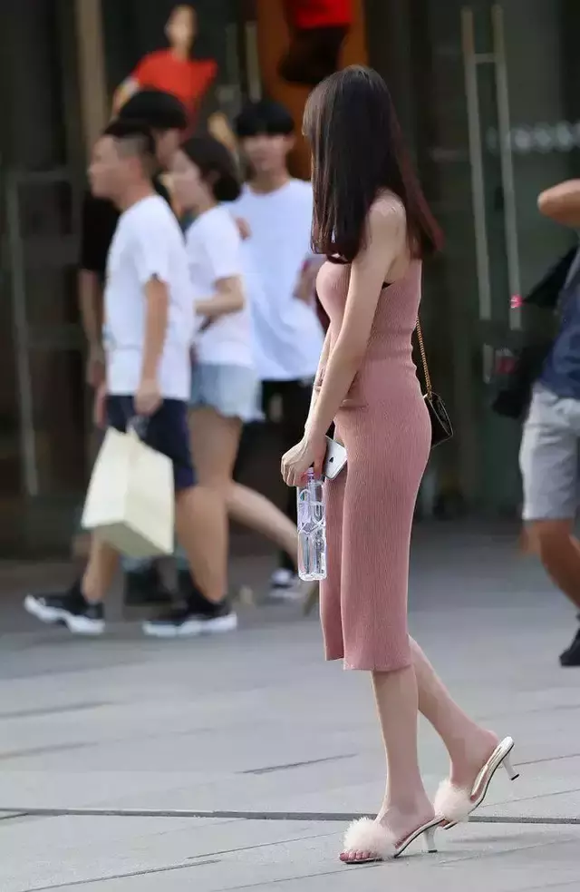 街拍路人，几套魅力十足的穿搭参考，轻松打造夏日女神范