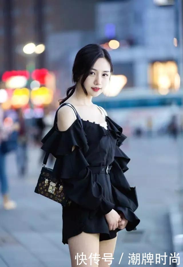 街拍: 图一小姐姐清纯性感! 图三美女气质迷人!