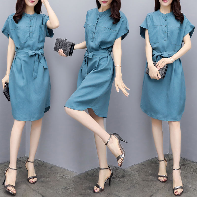 时髦女人胆子大，三伏天穿的靓丽美裙，不怕走光，走到哪都是焦点