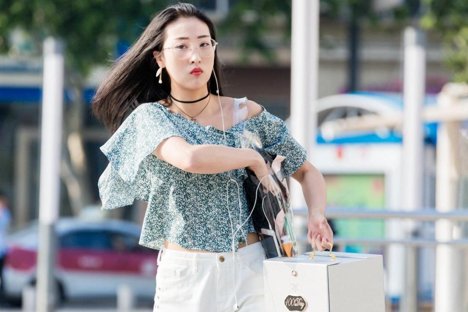 天蓝色大露背绕颈紧身连衣裙，小姐姐尽显玲珑身材