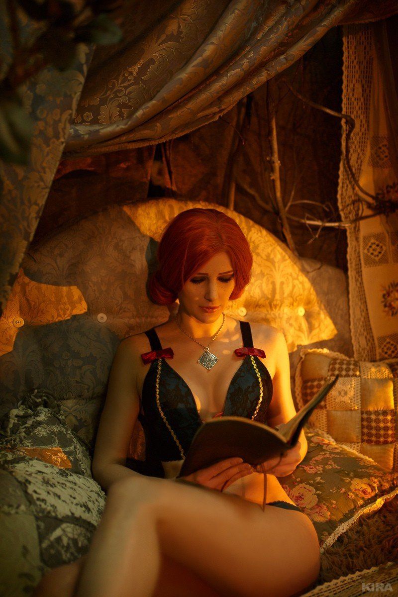 俄罗斯美女COS《巫师3》特莉丝 性感妩媚美腿勾人