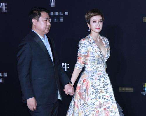 42岁金巧巧素颜现身, 网友: 一脸玻尿酸太可怕, 完全一个橡胶人