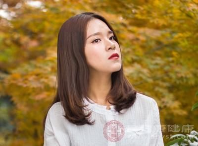  『导致』头发分叉的原因 营养不良小心导致这个后果
