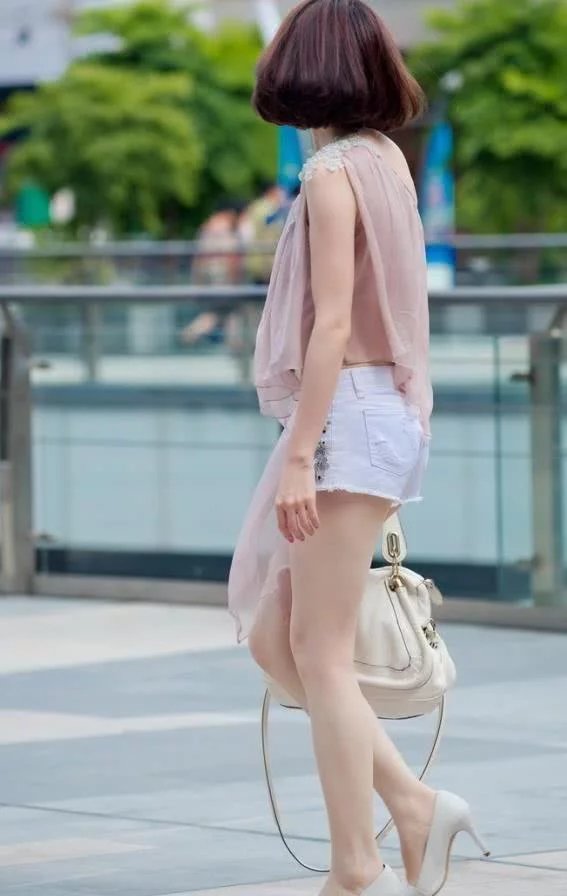 拥有傲人身材的小姐姐出门，热裤吊带魔性搭配，就连小朋友也忍不