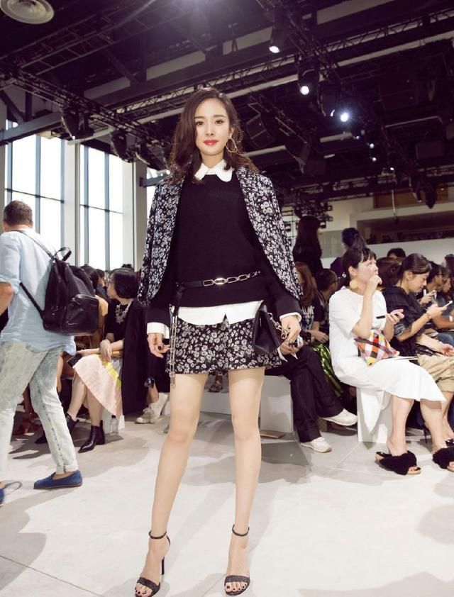 杨幂身穿碎花衬衣搭配皮短裤，大腿细的惊人，网友：这腿有1米8了