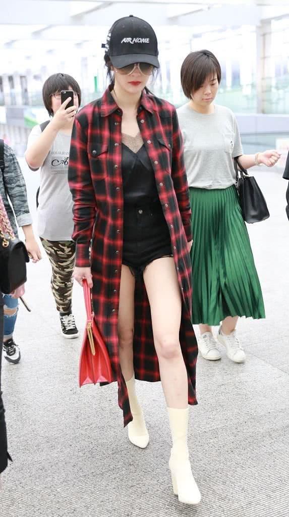 服了杨幂！“三角短裤”也敢穿着走机场，网友：幸福的刘恺威