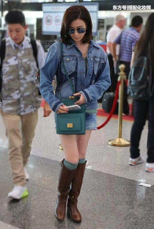 现实里的佘诗曼没有娘娘的气场，穿这衣服显老气，远不及秦岚！