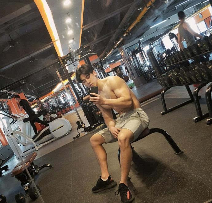 爱健身的大长腿，拥有一张明星脸，胸肌腹肌人鱼线全都有