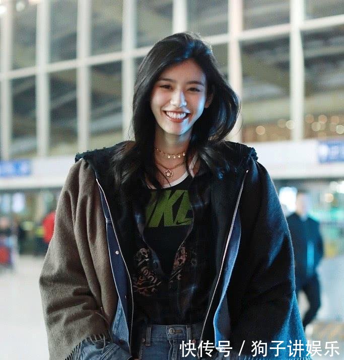 奚梦瑶胆真大! 在牛仔外套穿披肩, 网友: 个子高就是敢穿!