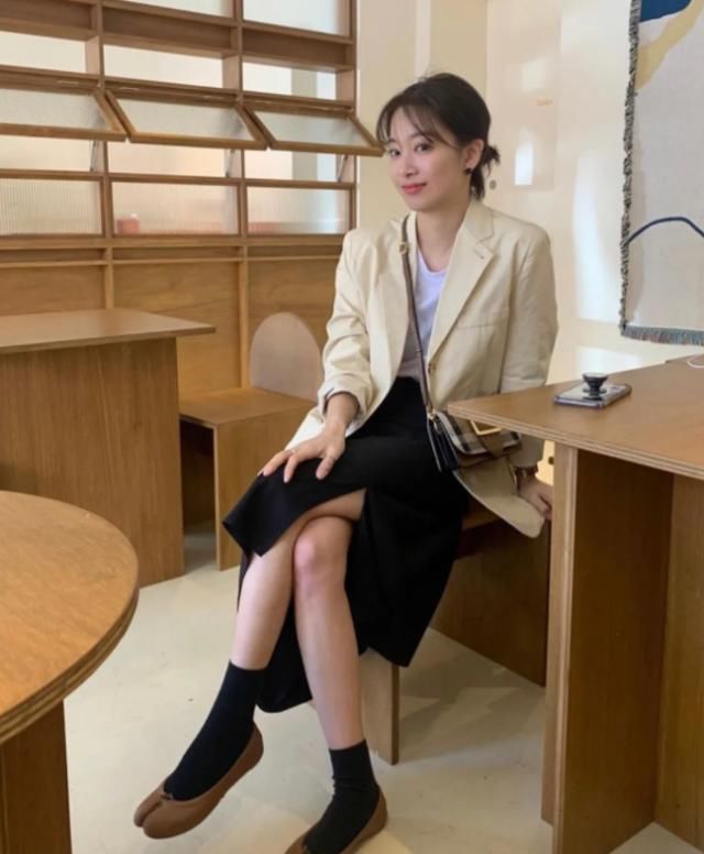 『皮质的半裙』求求你穿白T的时候认真一点好吗?