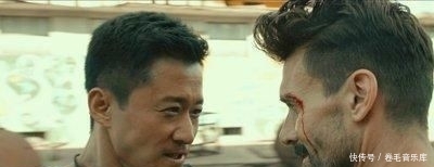  『正义』随地吐痰还骂人，一直为正义使者的吴京素质遭到众人质疑