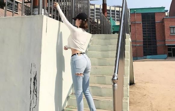 非常有型的牛仔裤美女，凸显魅力小蛮腰，回头率百分百