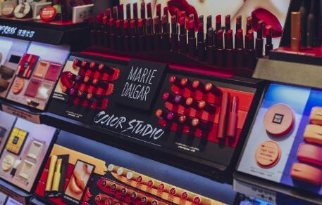 女工程师转行做彩妆代言人，坐拥百万财富