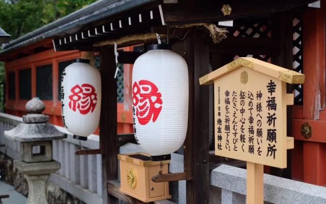 日本清水寺建筑独特，身着和服行走于街巷的女子，成靓丽的风景