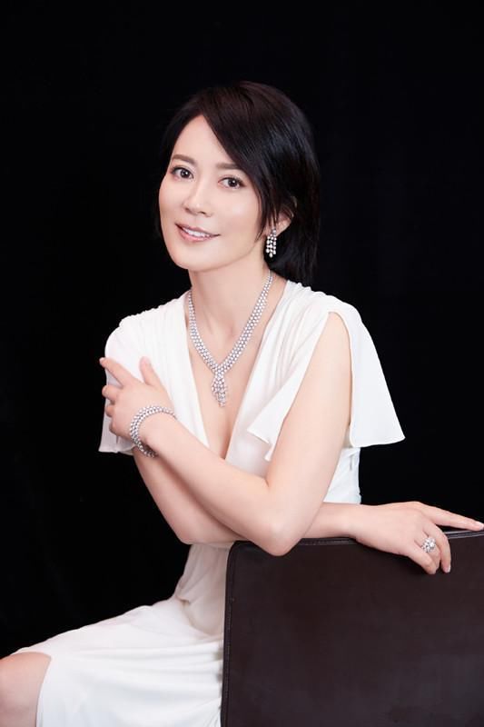 本以为高圆圆短发已经够美了，看到俞飞鸿才知道什么叫美得窒息!