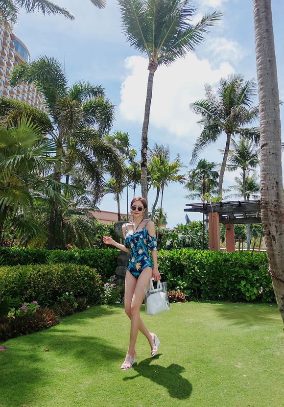 女神孙允珠，枯藤蓝叶梦幻夏威夷绑带泳装