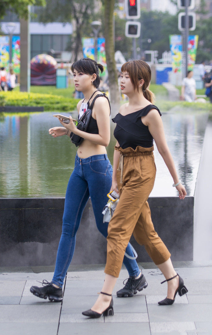 成都街拍，清新时尚的牛仔裤美女，尽显成熟女人味，让人一眼难忘