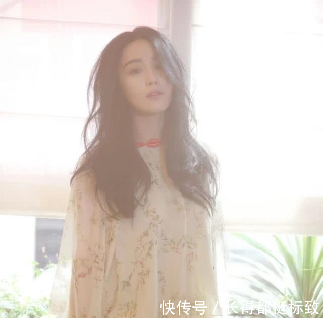 张馨予穿露背长裙再次美出了新高度,怎一个美字了得!