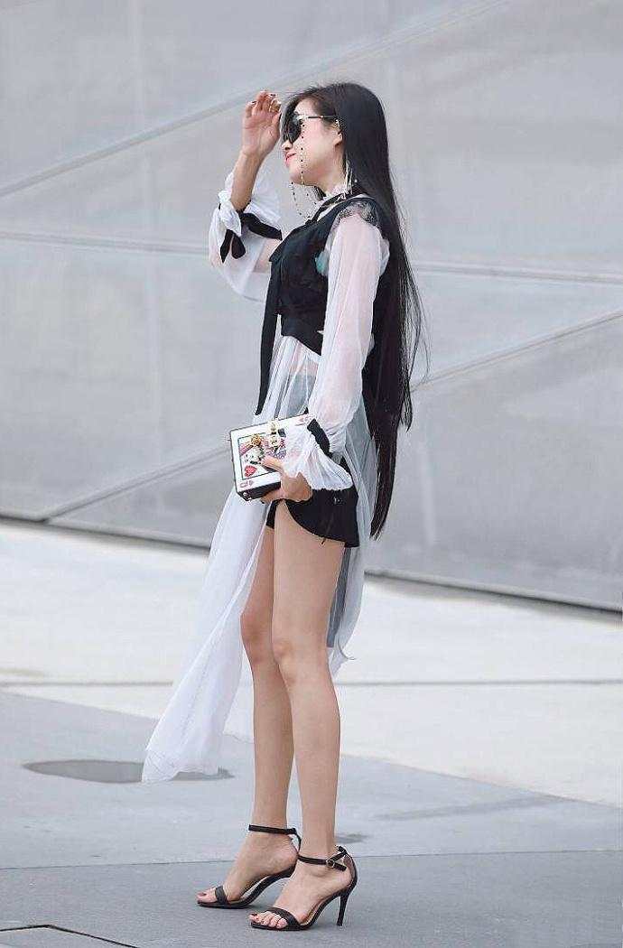 街拍:数不尽的美, 尽态极妍, 飘飘亮亮的性感美女 时尚靓丽!