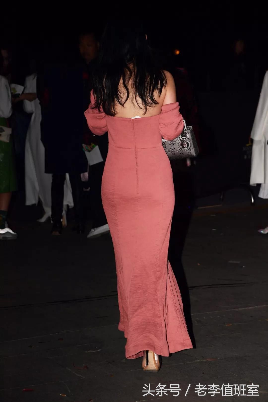 街拍:身材修长婀娜穿开叉长裙的宽胯翘臀的性感美女