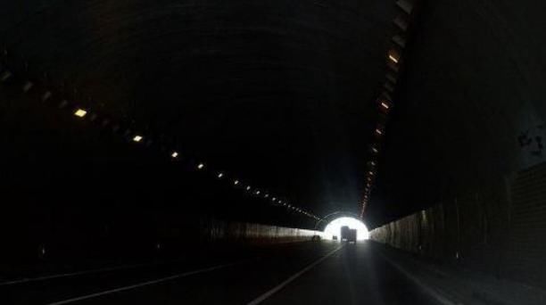  「高速」高速上隧道内禁止超车，那前车太慢怎么办？老司机给出