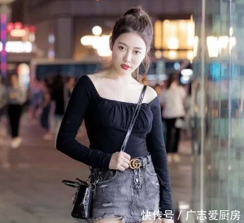 #百看不厌#街拍穿牛仔裙的女子,亭亭玉立的优美身材,让人百看不厌