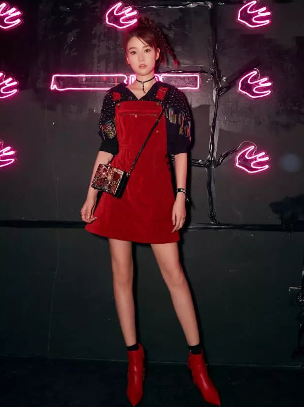 乔欣用力过猛，上半身性感但看了下半身后，网友:P图都救不了!