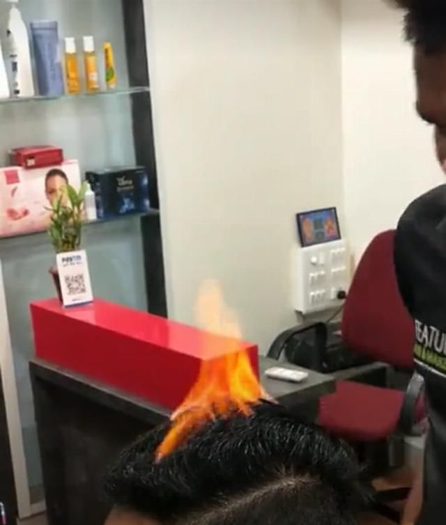  『点火』这个美发店的烫头方法太死核！立即点火烤秀发，你敢去试着吗？