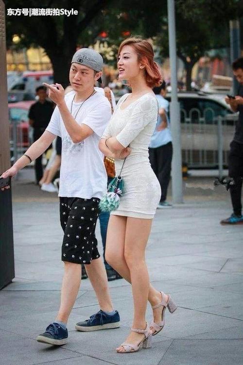 街拍都市辣妈穿上紧身包臀裙，由内而外散发女人味！