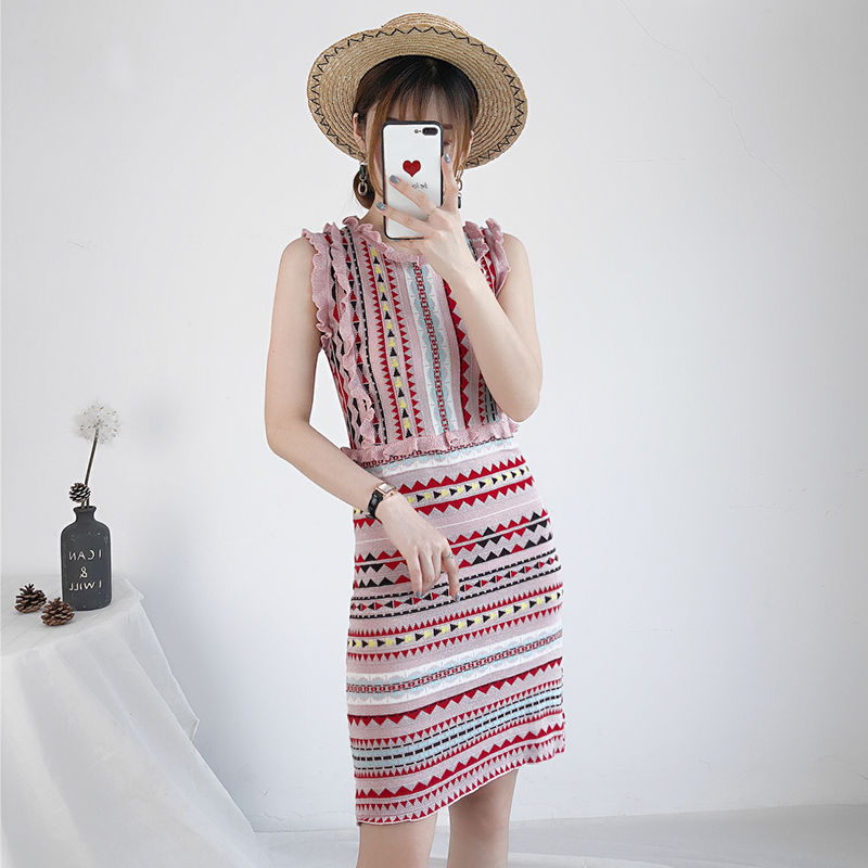 35岁老婆穿包臀裙+高跟鞋，显白鲜嫩像22岁少女，魅力挡不住