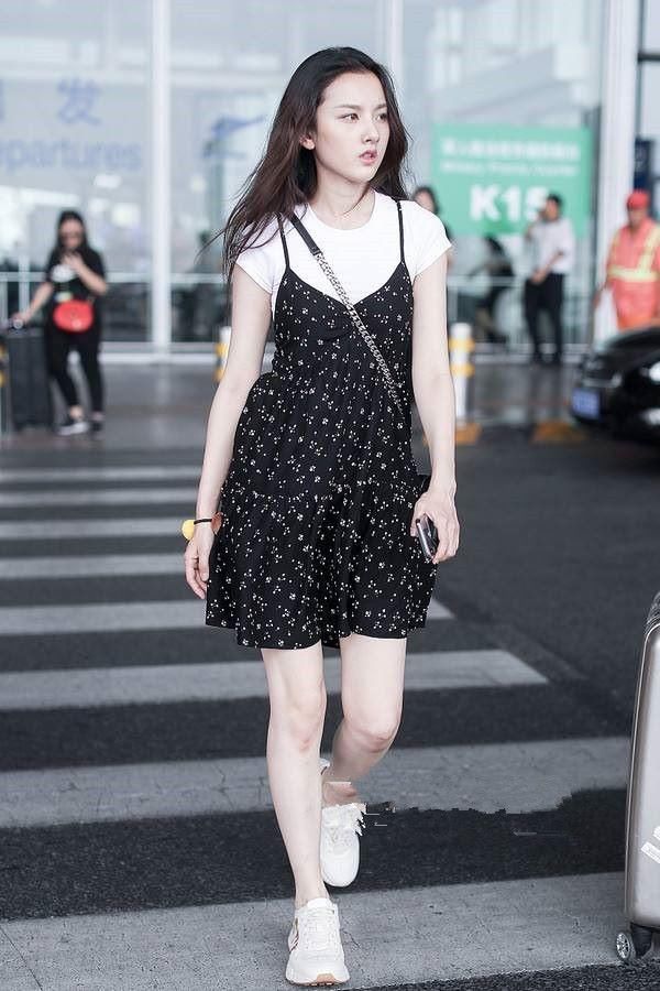 宋祖儿偷穿爸爸衣服？宽松肥大没腰身，松垮懒散还很热呀！