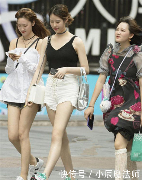 『女人味』街拍:柔美娇俏的小姐姐,唯美的穿搭很动人,非常有女人味