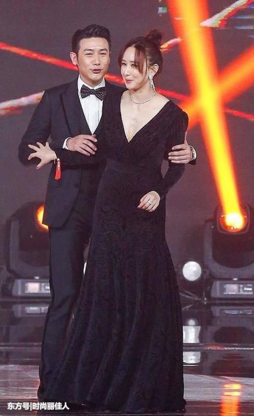 “高小琴”一袭深V裙看呆“侯局长”，网友直呼：注意你的身份啊