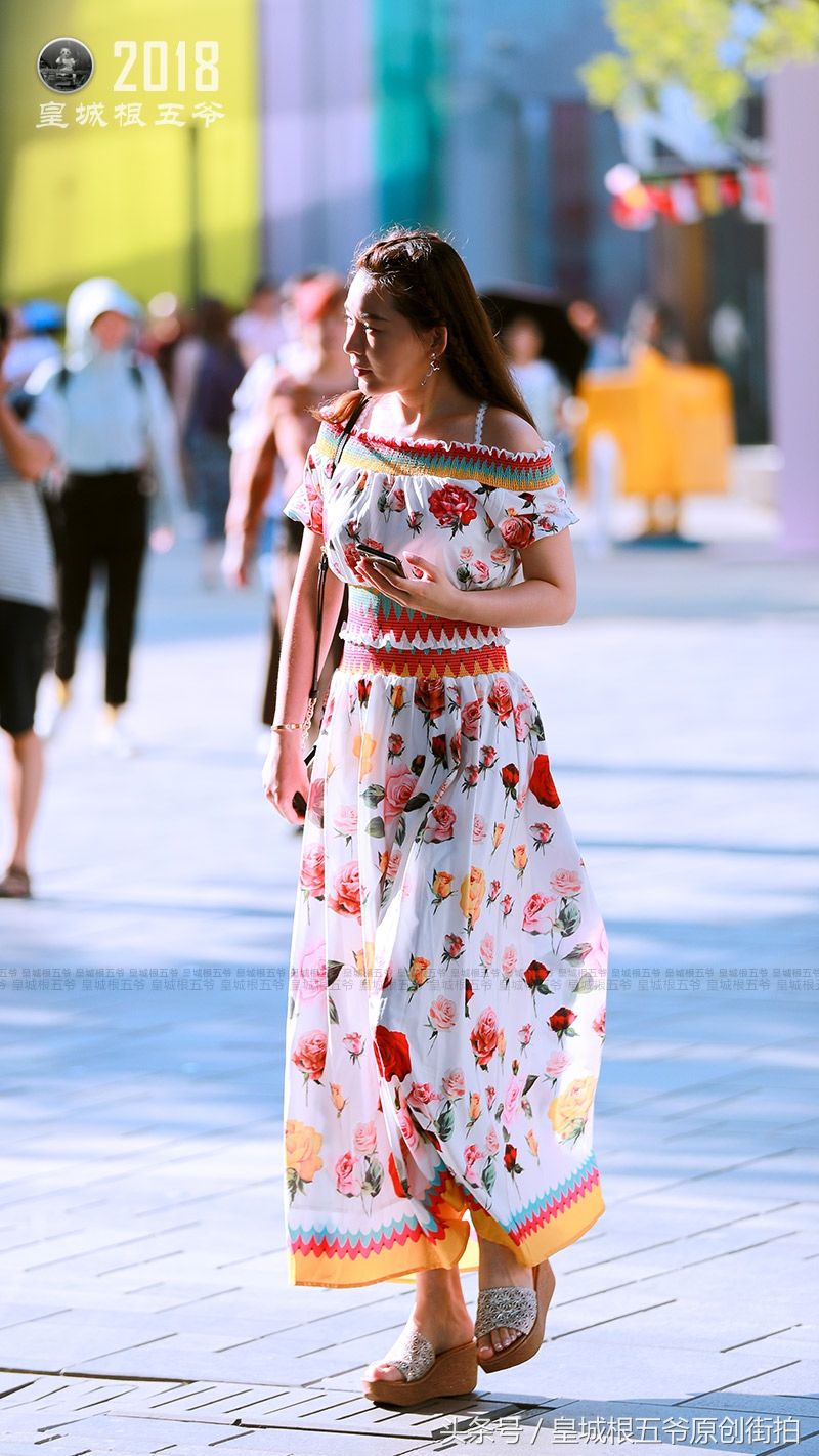 街拍:潮拍美女都有着完美的身材，她们的穿着打扮都独具时尚特色